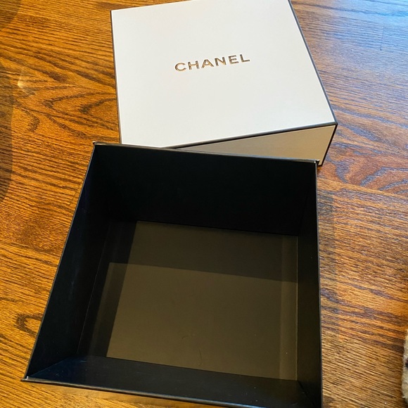 Authentic CHANEL BOX - Picture 6 of 9